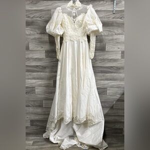 Union-Made ILGWU Vintage Puff Sleeve Princess Style Cream Lace Wedding Dress